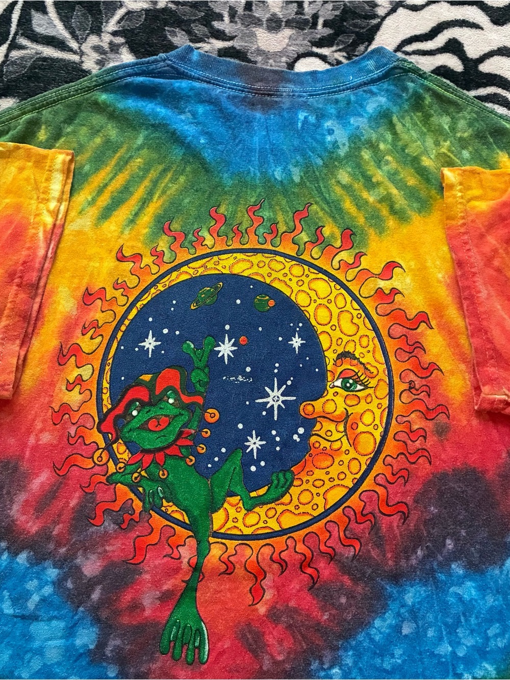 A4 - VINTAGE 00s PEACE FROGS Y2K ASTROLOGY MOON TYE DYE T SHIRT